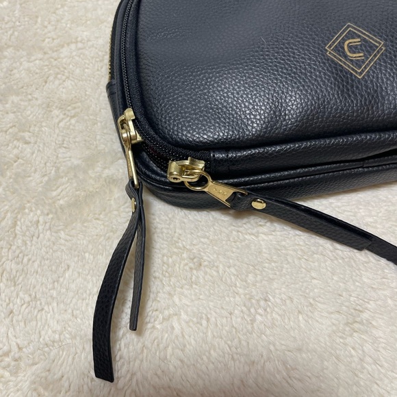 Chic Black Conceal Carry / Wear & Carry Leather Crossbody Bag - Picture 3 of 8